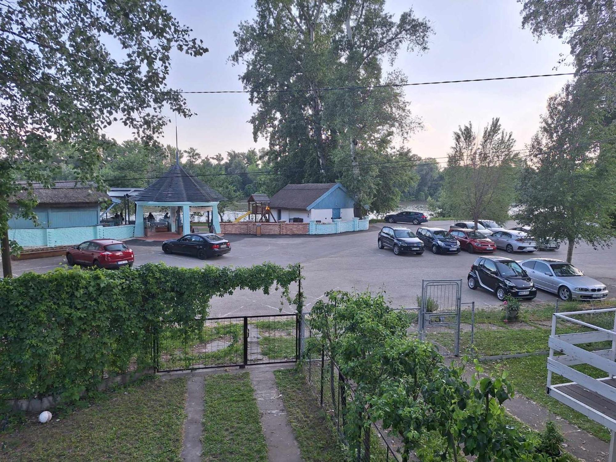 Вілла Sarga311 Ueduelohaz Сегед Екстер'єр фото